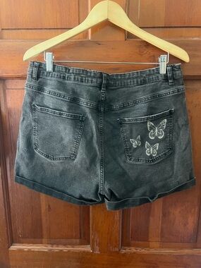 Refuge Denim Mom Shorts Black Wash Butterfly Pocket High Rise Size 13 (L)